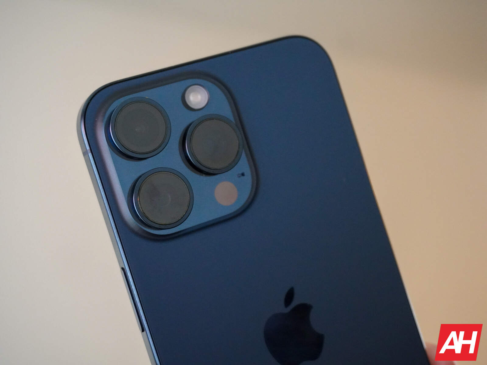 Featured image for Future iPhone models to utilize 10x Tetraprism lens