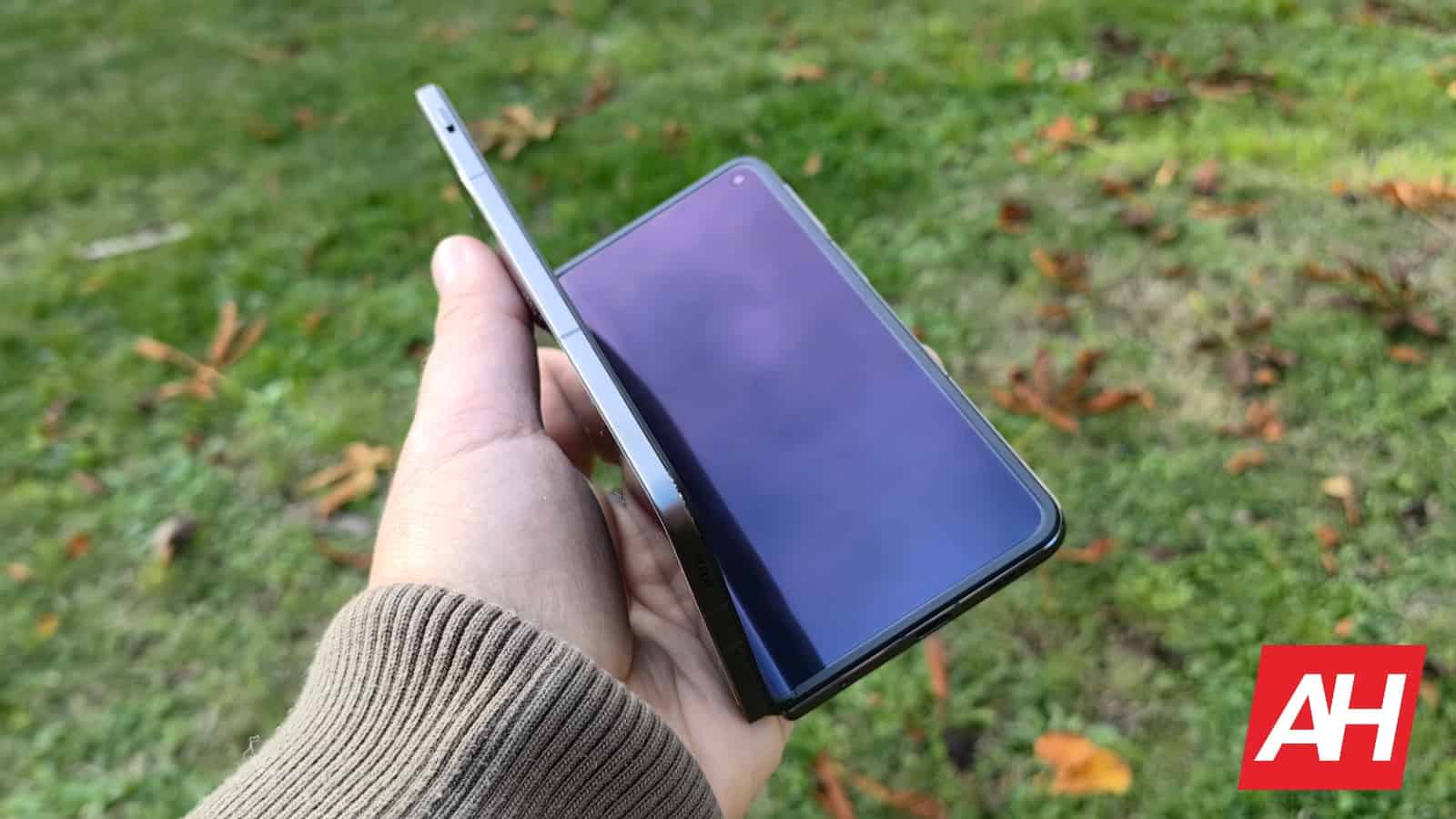 Featured image for Foldable smartphone shipments are up 25% YoY, Samsung reigns supreme