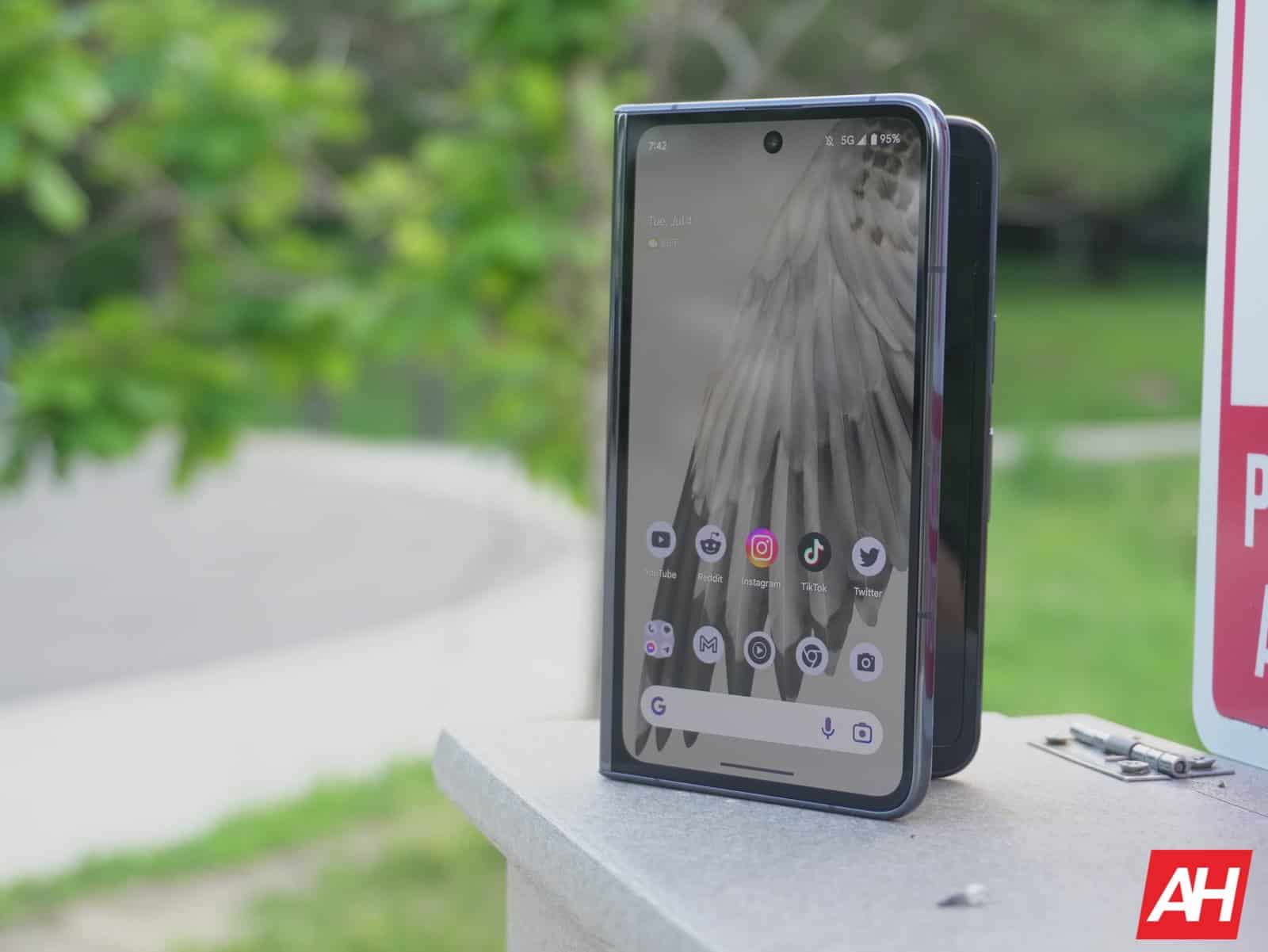 Das Display des Pixel Fold 2 soll innen 8,02 Zoll groß sein