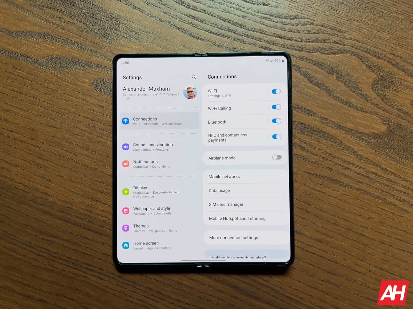 Das Galaxy Z Fold 4 lässt sich aufgrund von Schmutz im Inneren möglicherweise nicht flach öffnen