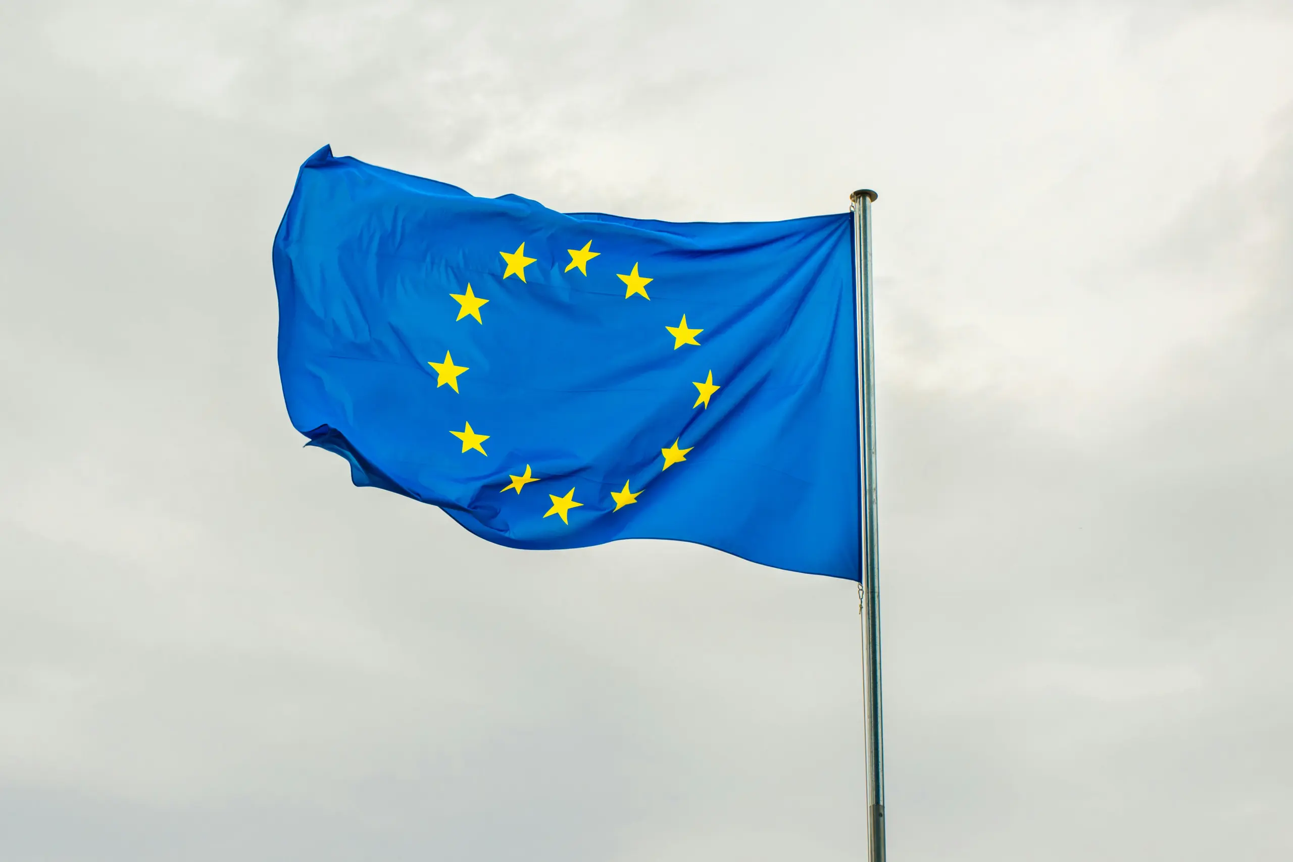 Die EU legt die ersten strengen Regeln für KI fest