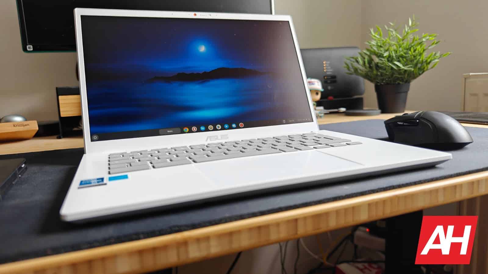 Featured image for Google preparing an app store for Chromebooks