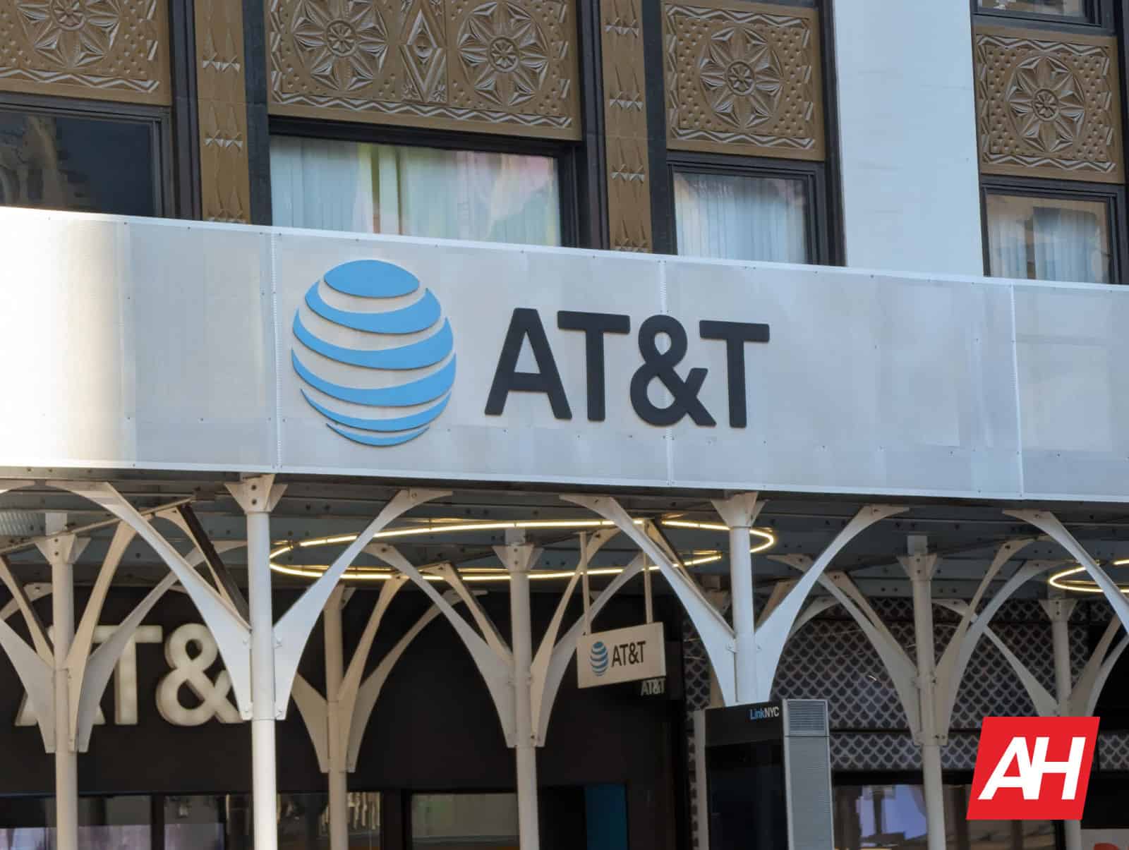 Featured image for FCC issues $200 million fine to AT&T and other large US carriers