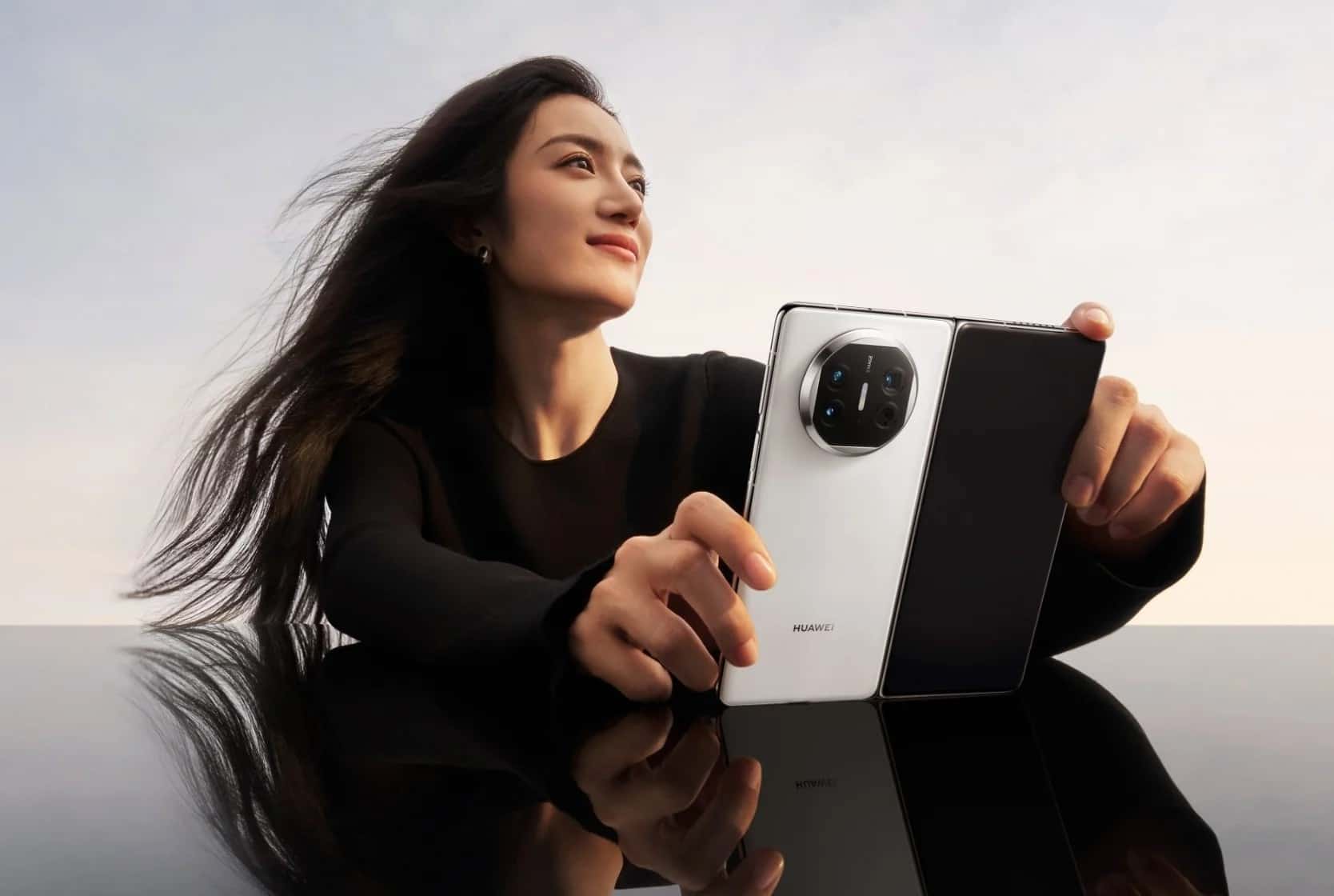 Featured image for Huawei takes the top spot from Samsung in foldable market share