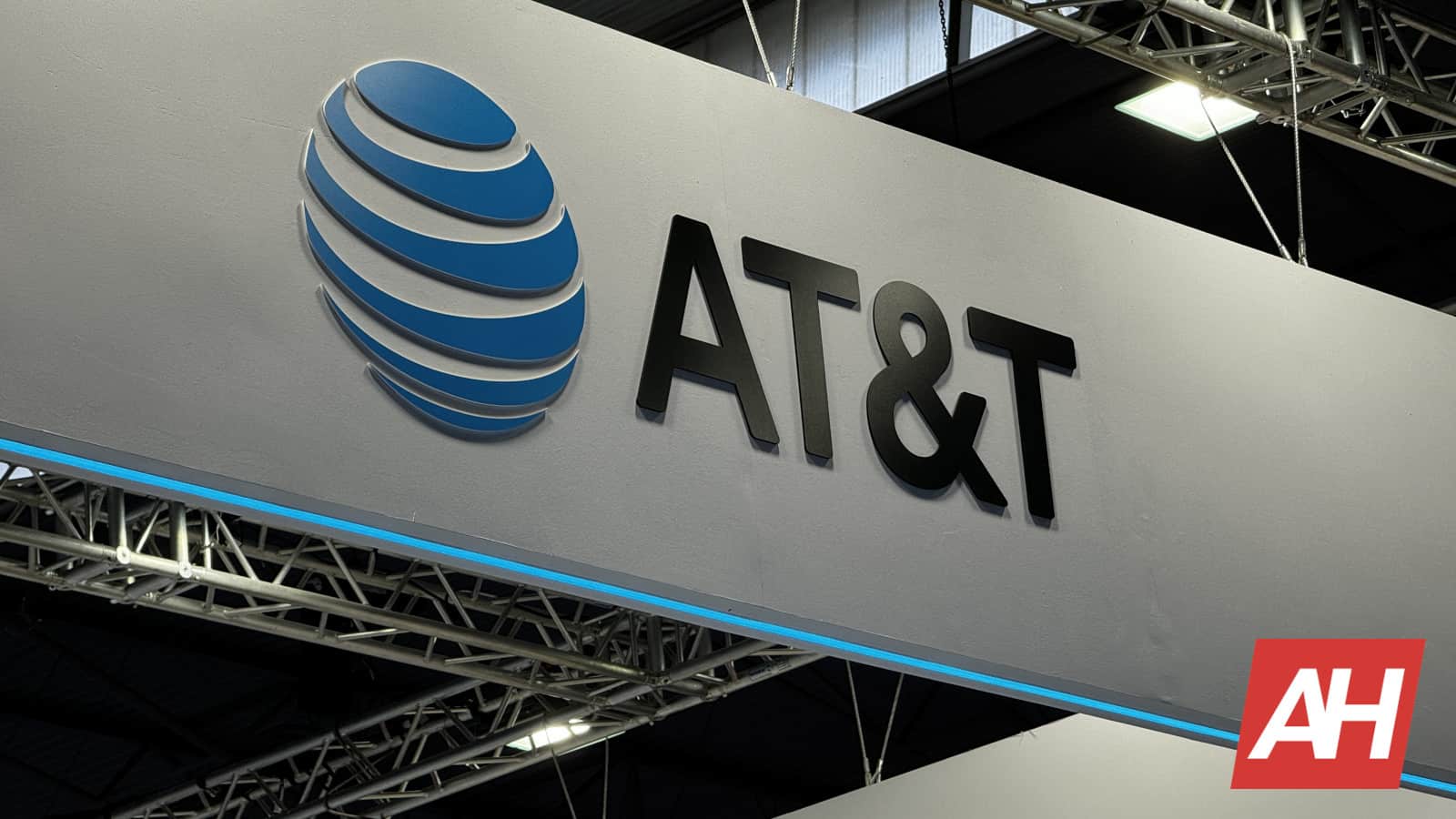 Featured image for AT&T appeals FCC fine for selling its customers
