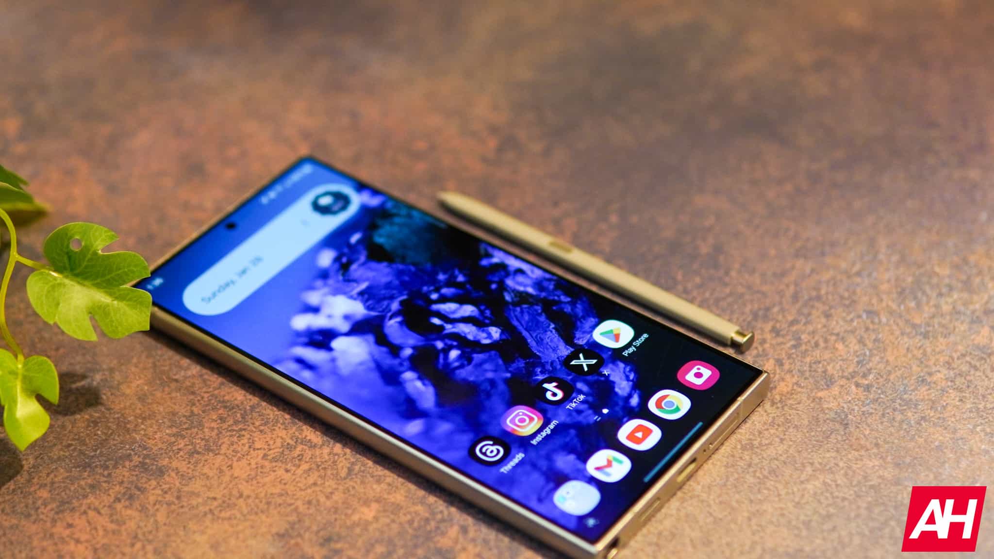 Featured image for Galaxy S25 Ultra could get a RAM bump, storage options tipped