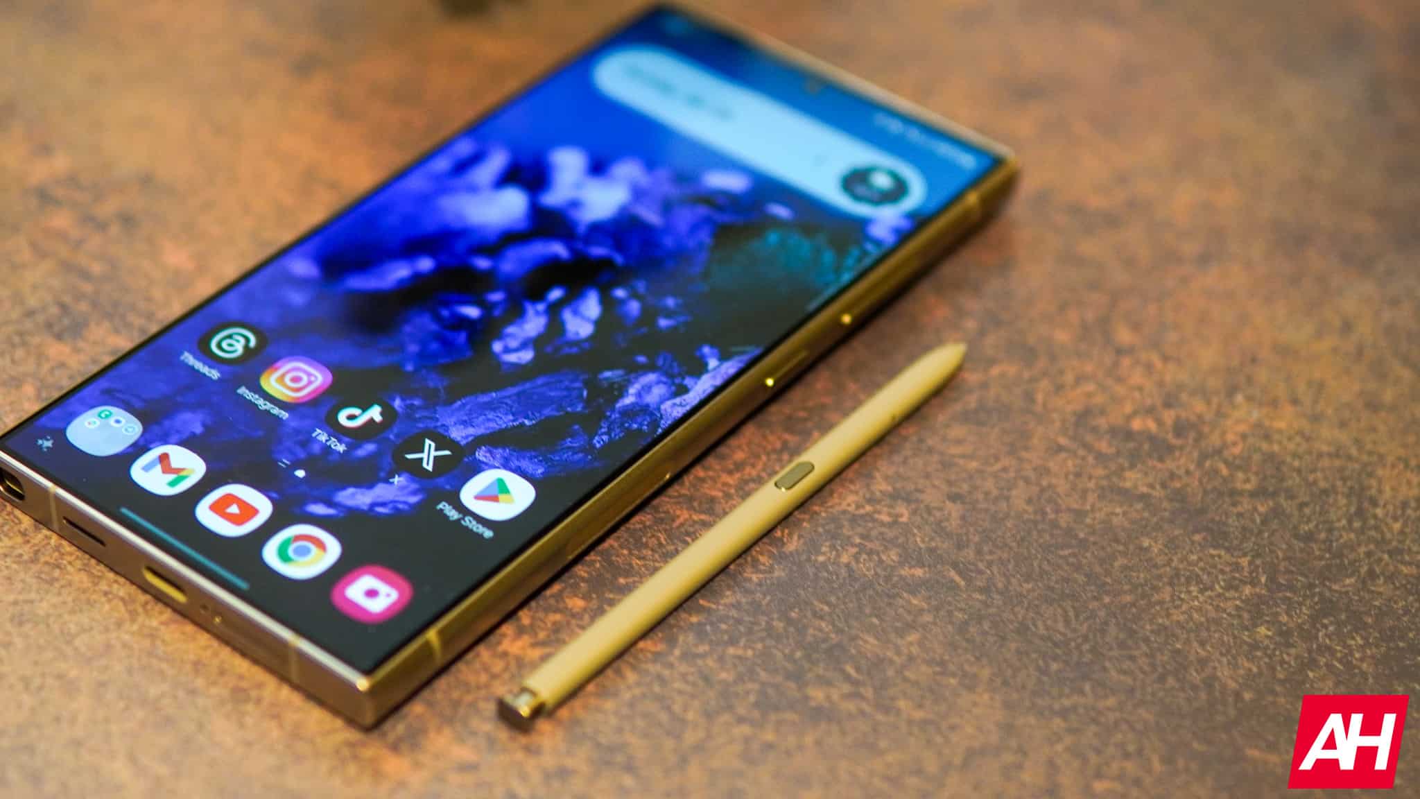 Featured image for Samsung outperforms Apple in Q1 2024 smartphone production