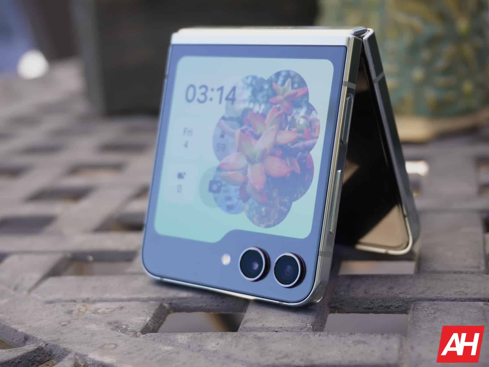 Featured image for New Samsung patent potentially reveals the future of Flip phones