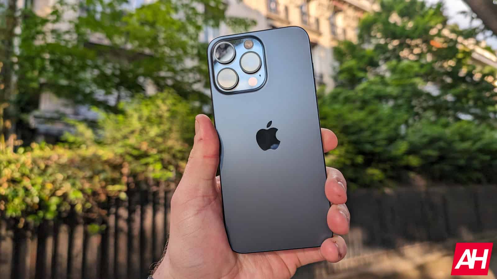 iPhone 15 Pro Max AM AH 01
