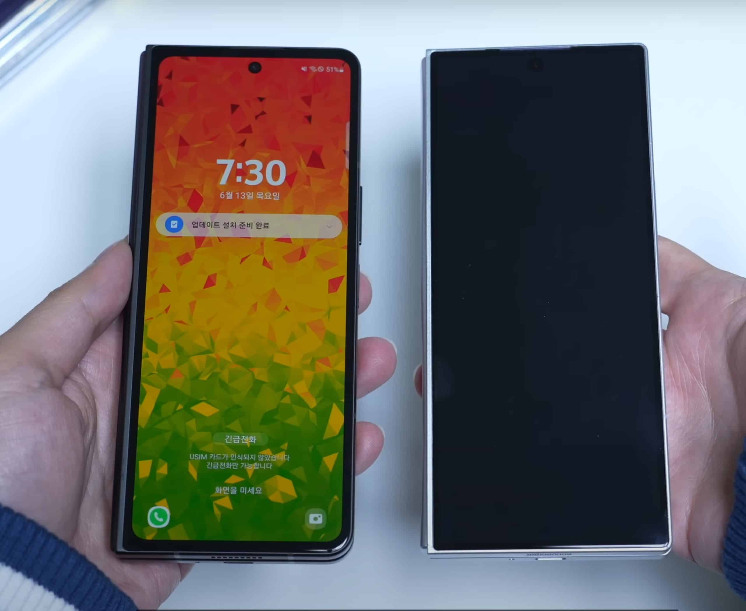 Galaxy Z Fold 6-Dummy posiert neben Galaxy Z Fold 5