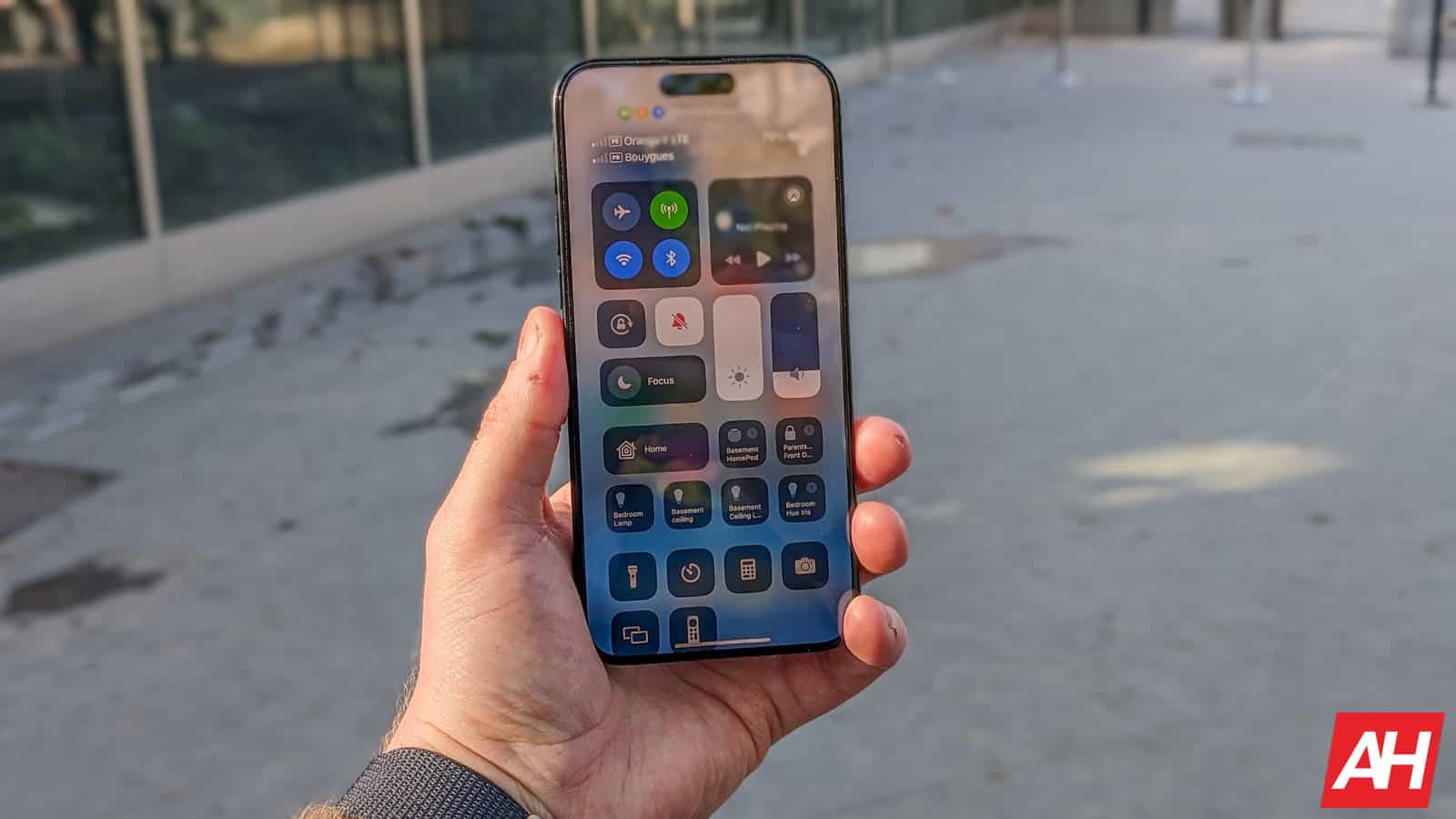 iPhone 15 Pro Max AM AH 08