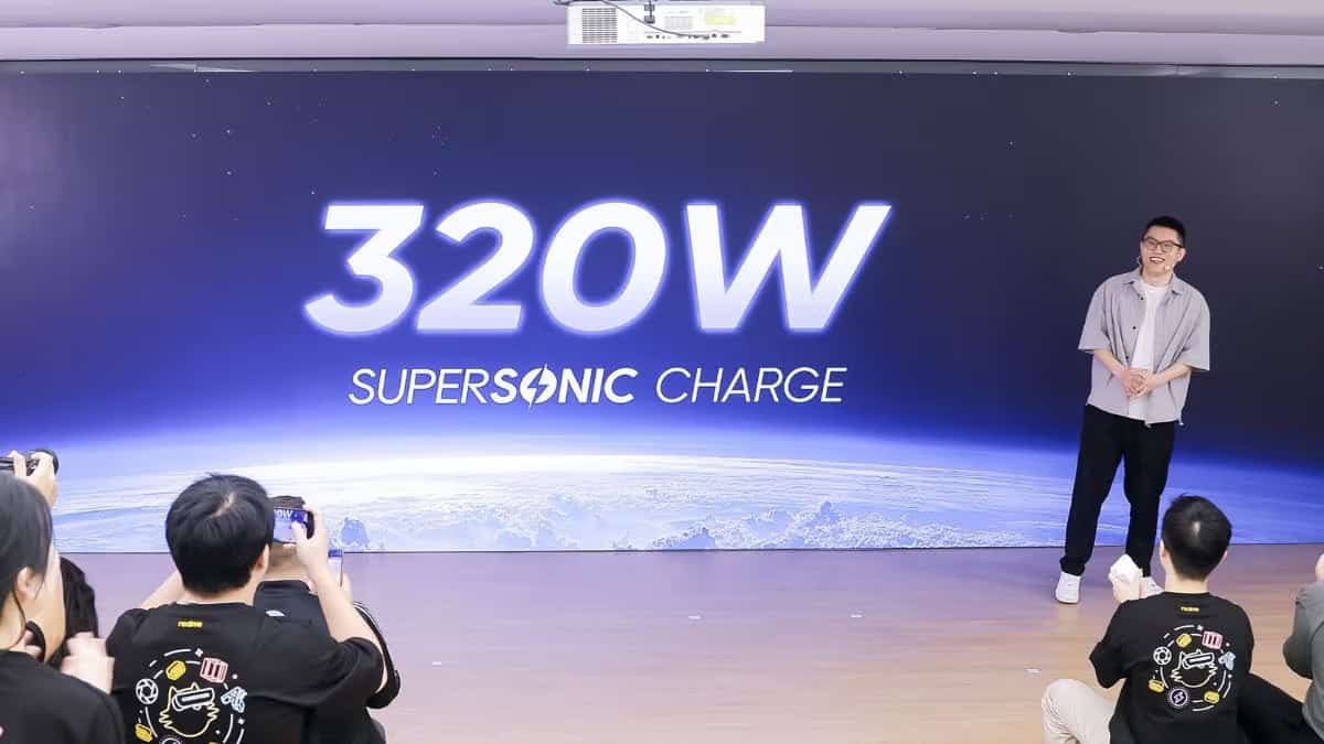 Mit der 320-W-Ladetechnologie von Realme kann ein Smartphone im Handumdrehen vollständig aufgeladen werden