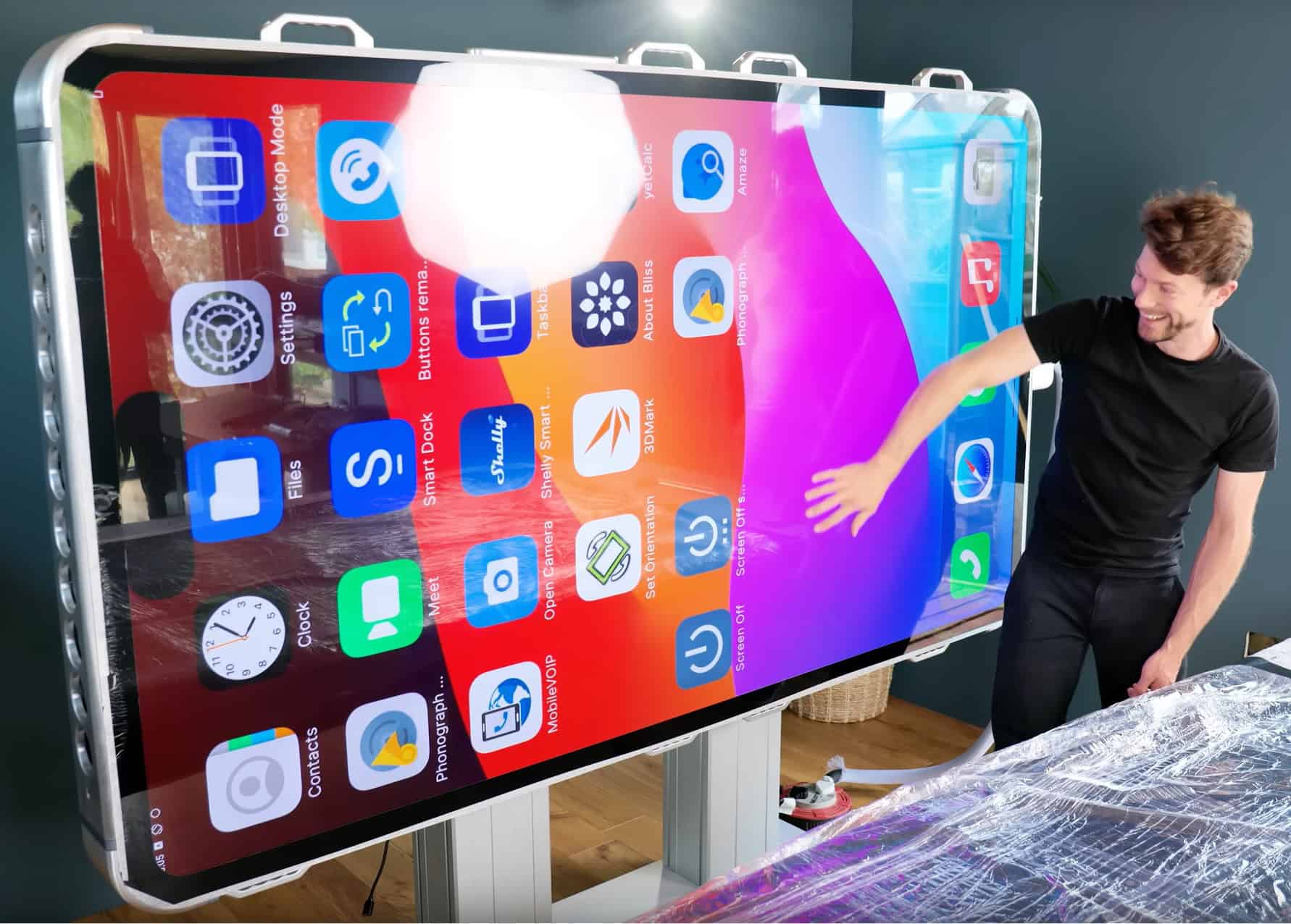 YouTuber bauen das größte iPhone 15 Pro Max und stellen einen Weltrekord auf