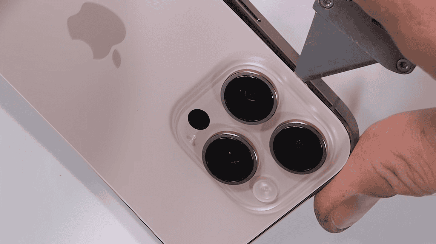 iPhone 16 Pro Max Teardown zeigt Unterschiede zur Pro-Variante