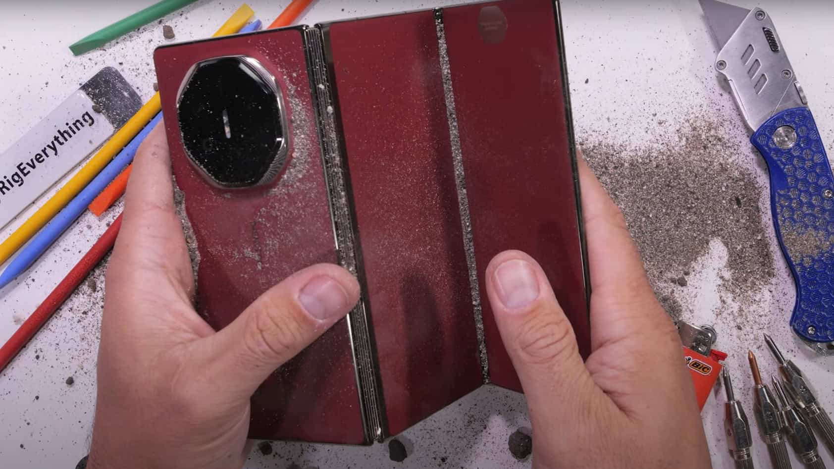 Haltbarkeitstests zeigen, dass das dreifach faltbare Smartphone von Huawei erwartungsgemäß empfindlich ist