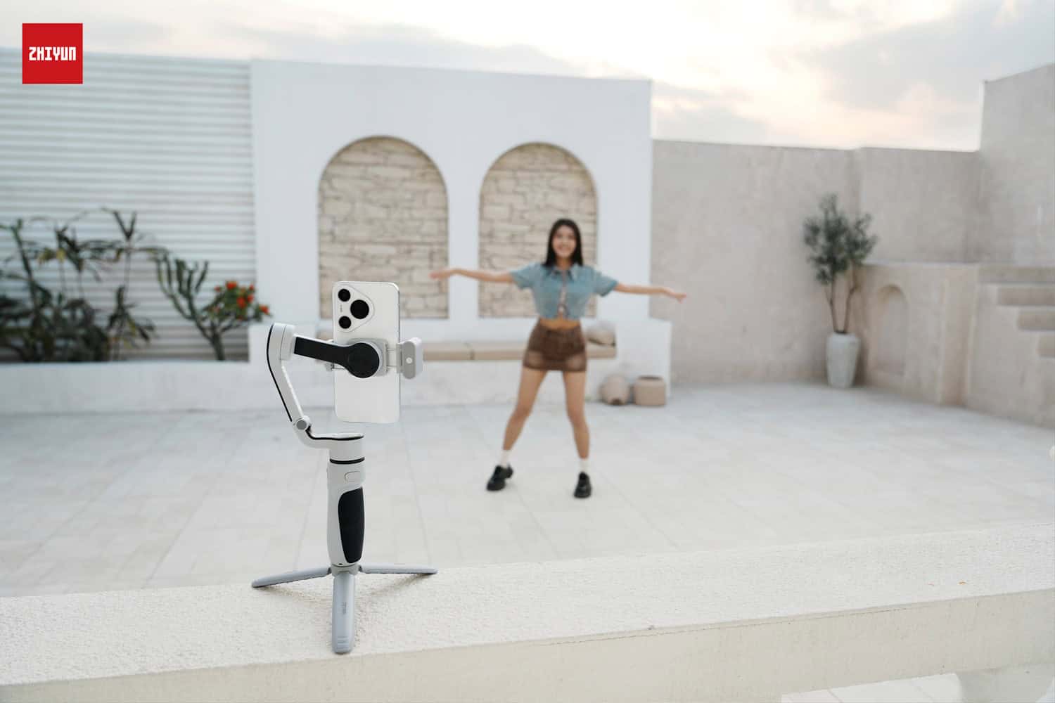 ZHIYUN stellt den Smartphone-Stabilisator CQ5 vor, der KI- und Sprachsteuerung integriert