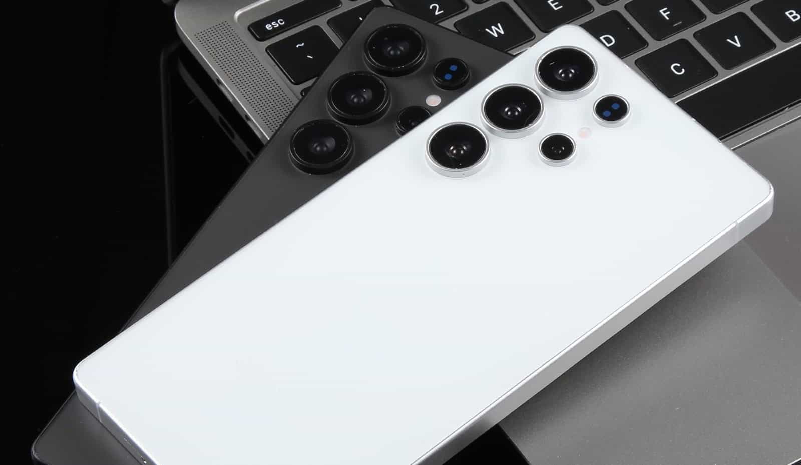 Das Design des Samsung Galaxy S25 Ultra wird in Dummy-Einheiten gezeigt