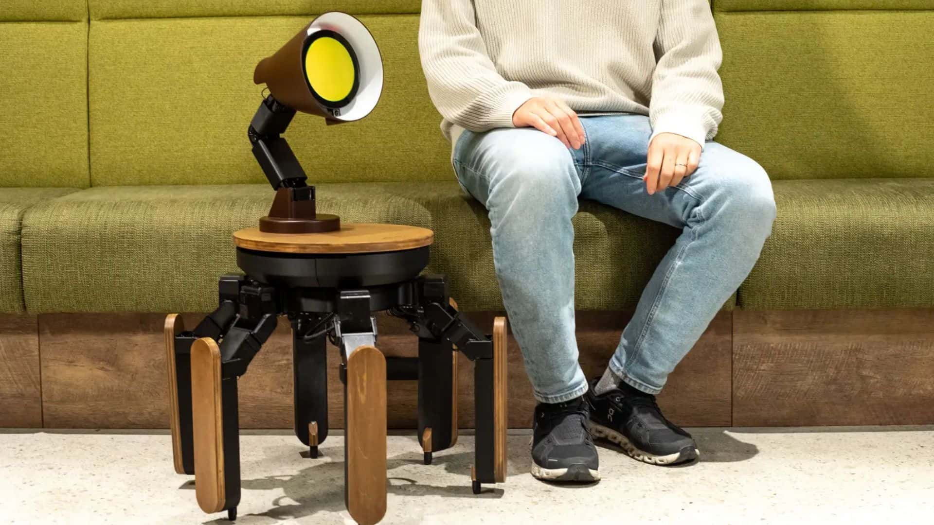 Jizai stellt auf der CES Mi-Mo vor, einen KI-Roboter mit einer Lampe, der laufen kann