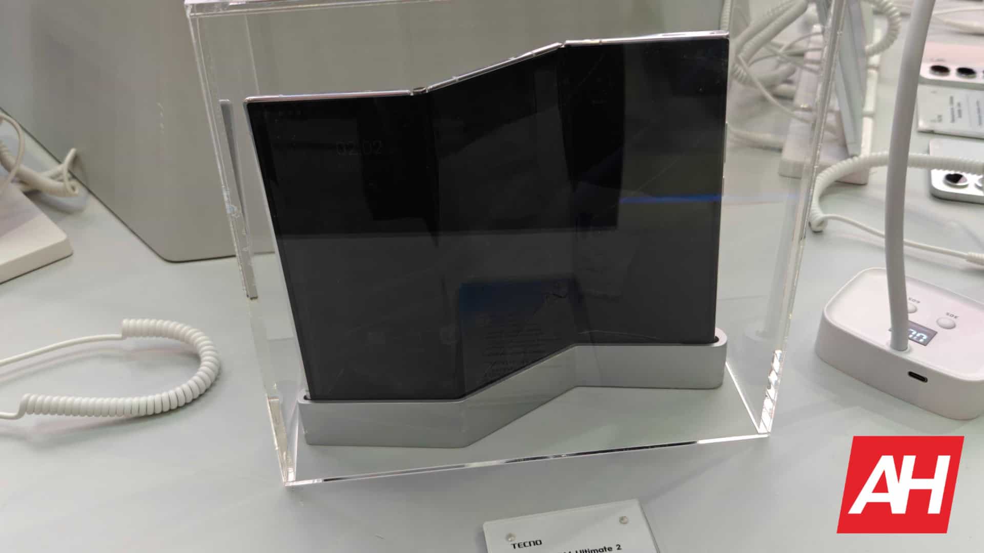 Das Tri-Fold Concept-Smartphone von Tecno ist bei MWC 2025 ausgestellt