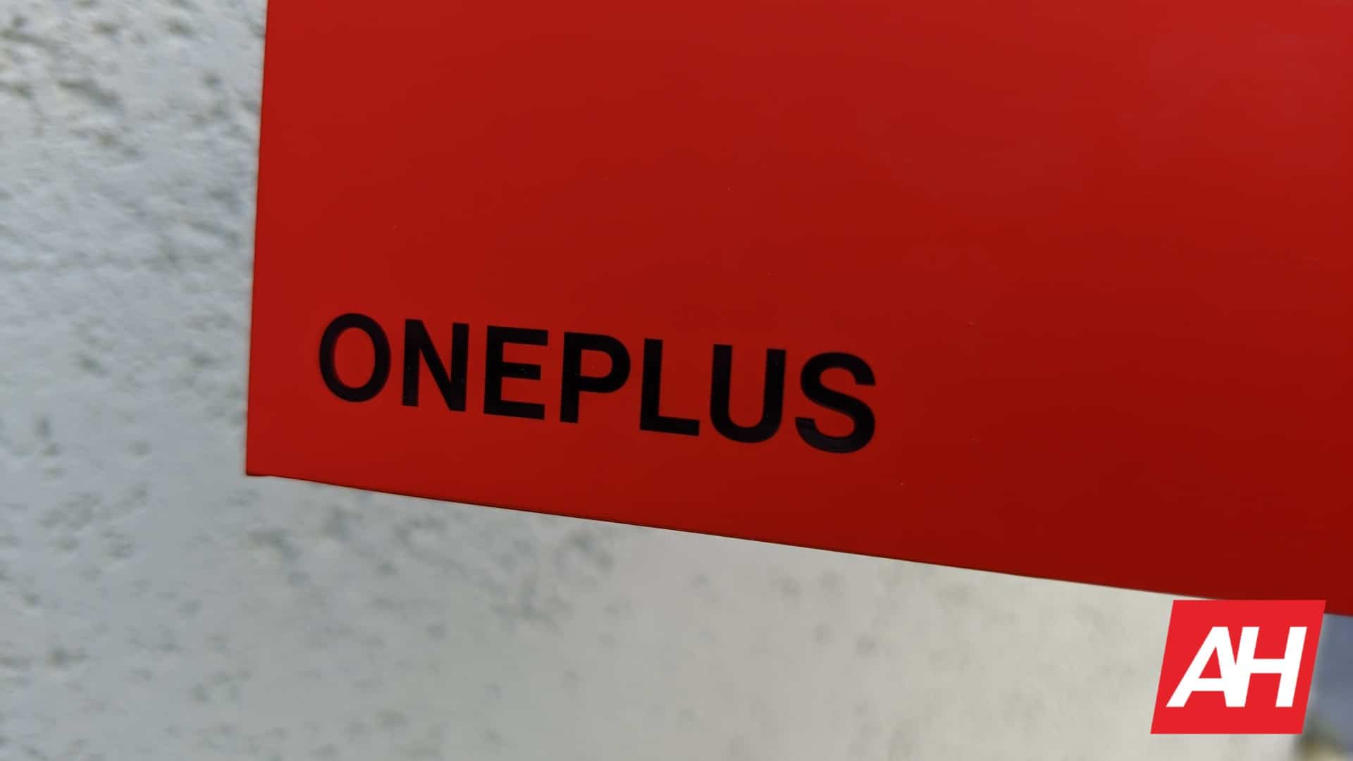OnePlus 'zierliches Flaggschiff, das zum ersten Mal vor der Kamera gefangen wurde