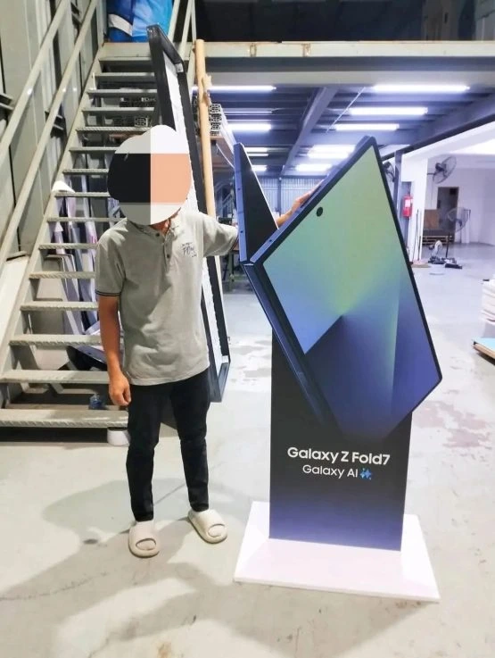 Galaxy Z Fold 7 Einzelhandel Ständer 1