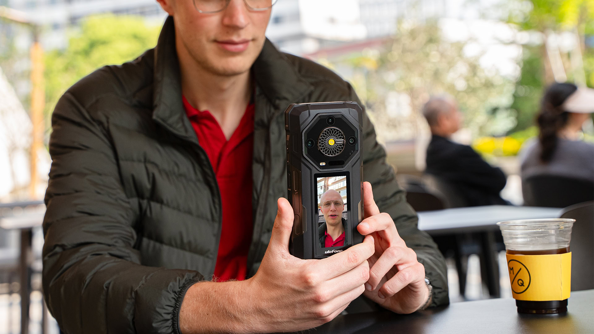 Der hintere Bildschirm des Ulefone Armor 33 Profi ist ein vielseitiges Werkzeug