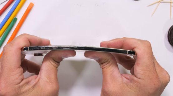 iPhone Air Haltbarkeit Bend Test 2
