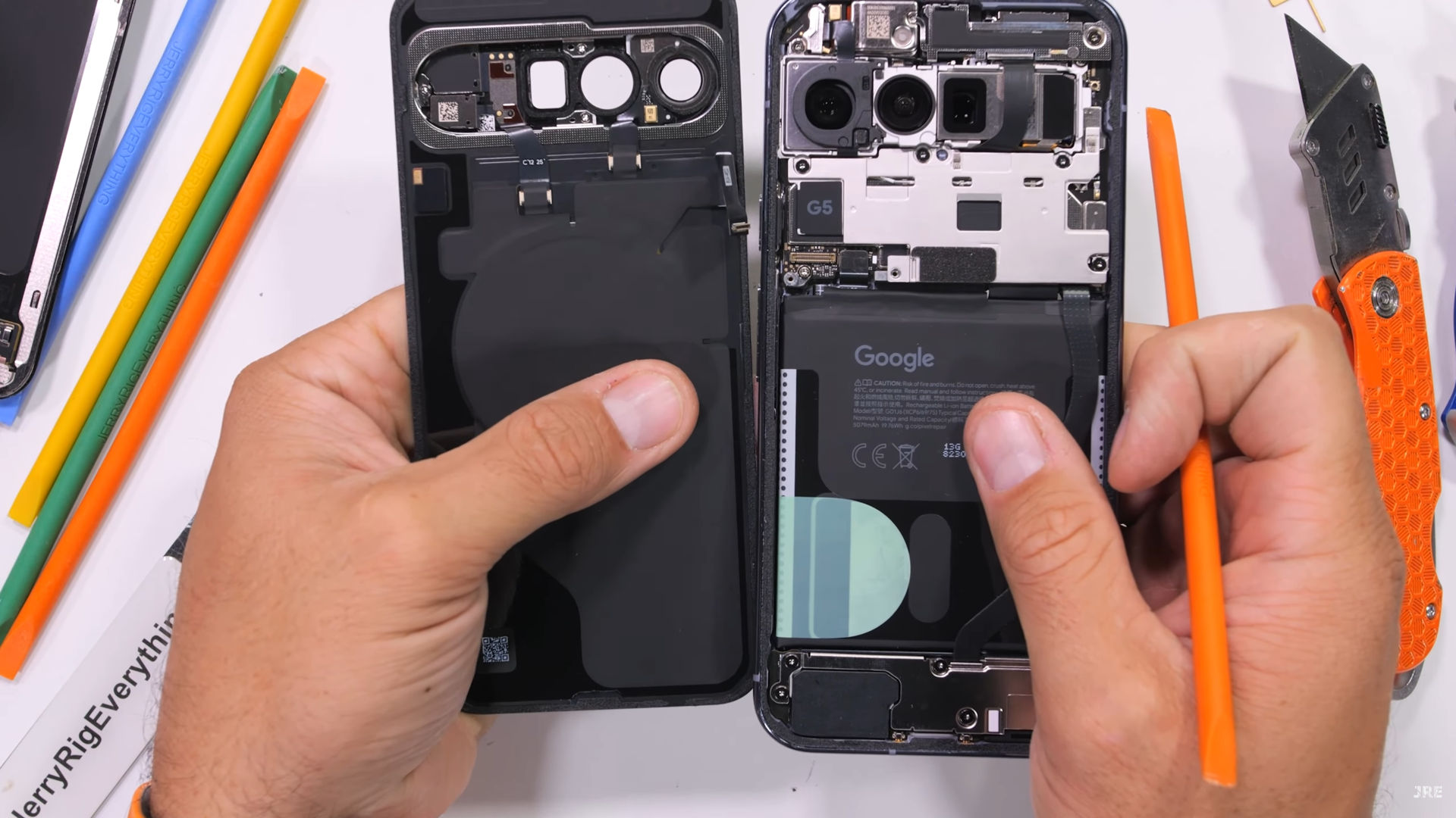Pixel 10 Pro XL -Ablagerung zeigt einen einfachen Batterieersatzprozess