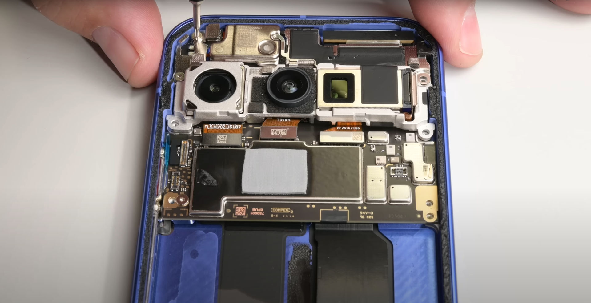 Pixel 10 Teardown zeigt einen leichteren Batterieersatz und weniger Schrauben