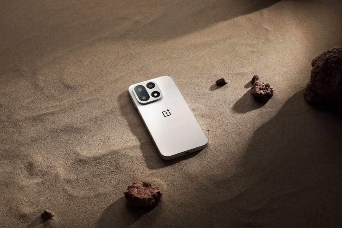 Offizielles Sandbild des OnePlus 15 (2)