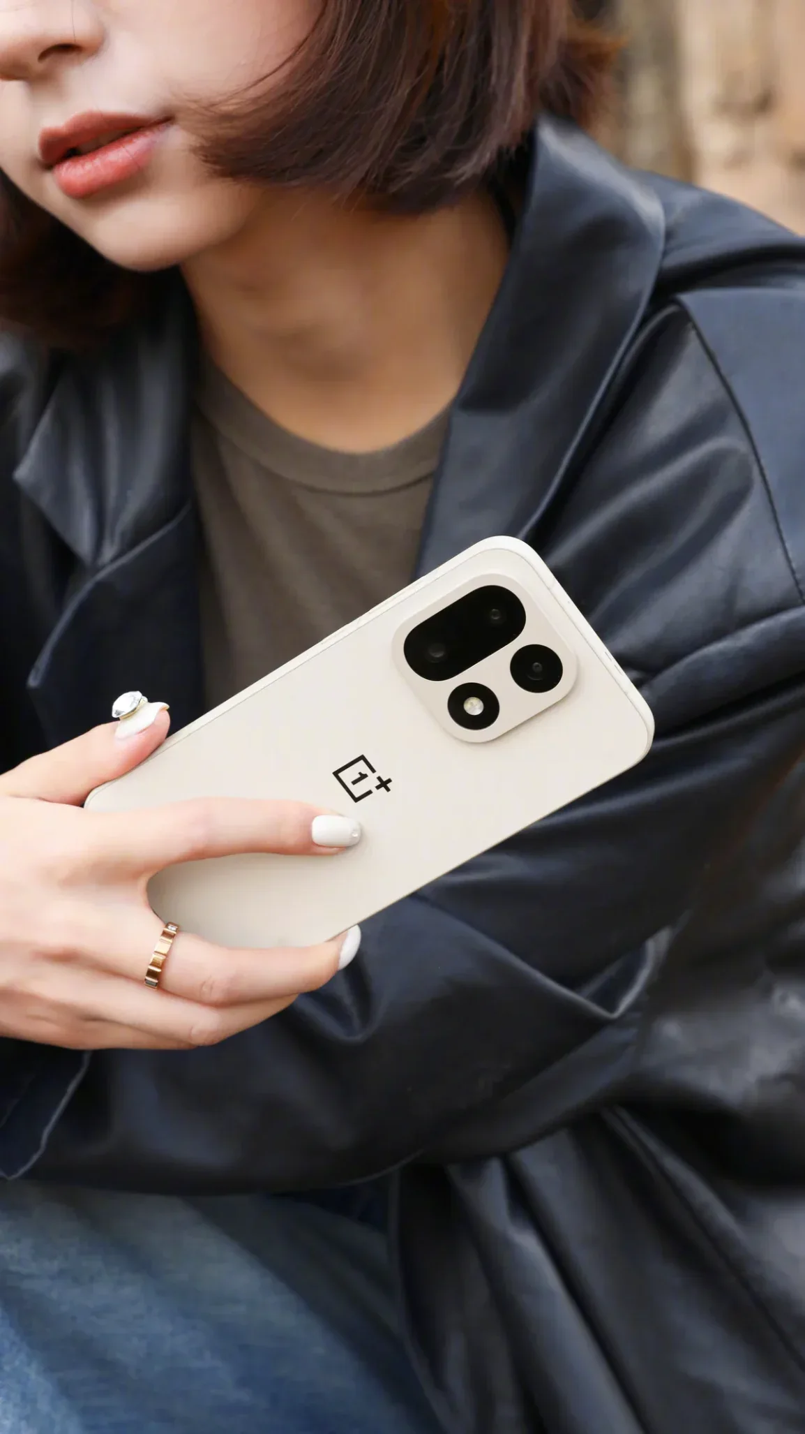 Offizielles Bild des OnePlus 15 102
