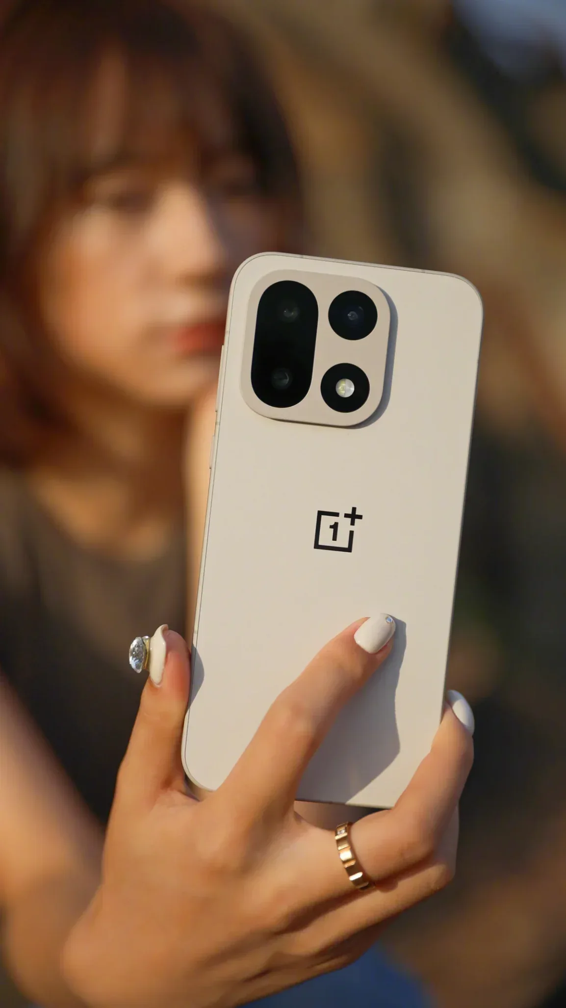 Offizielles Bild des OnePlus 15 98