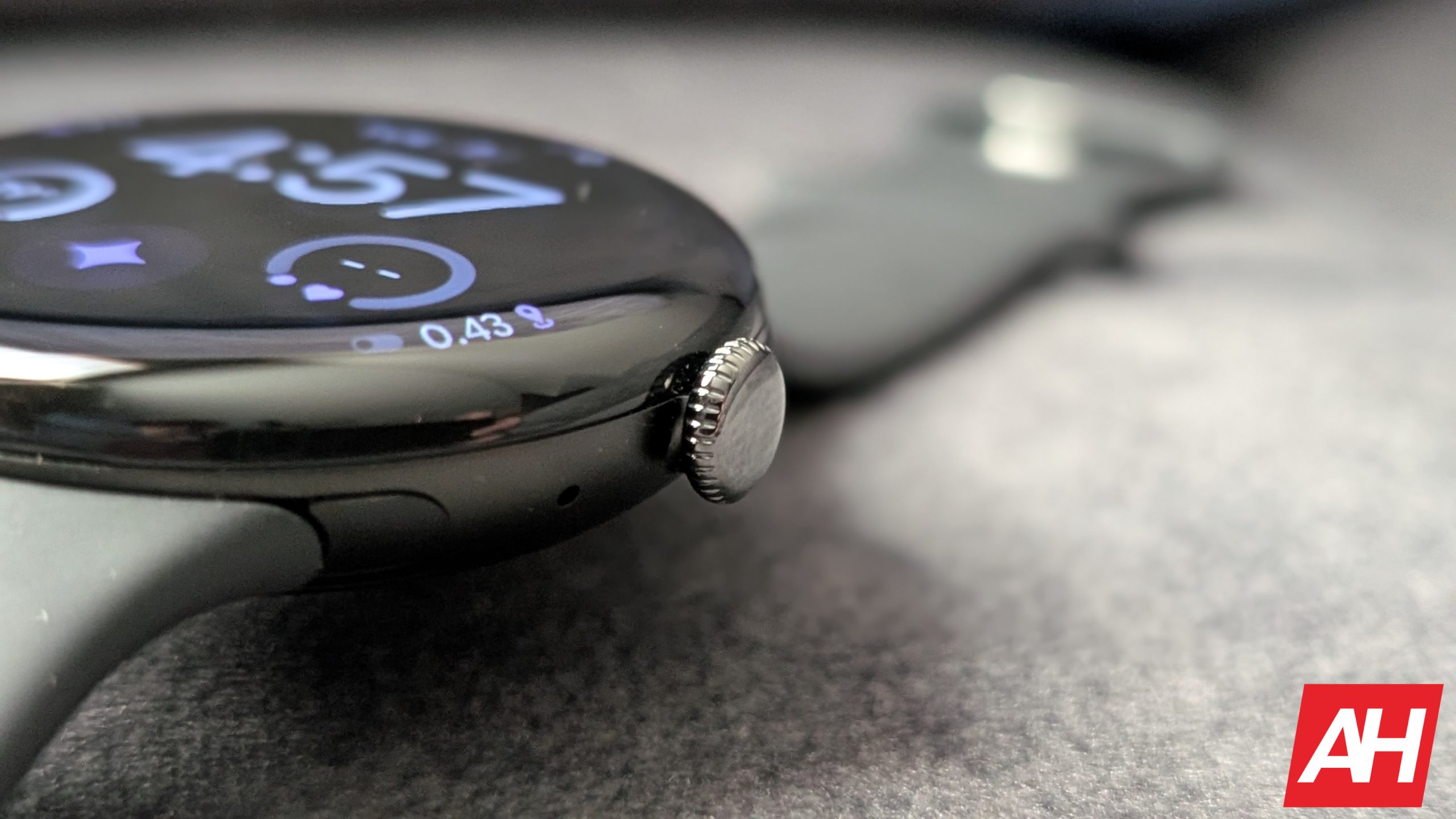 Sie können Ihre Pixel Watch 4 jetzt zweimal zusammendrücken, um Anrufe entgegenzunehmen