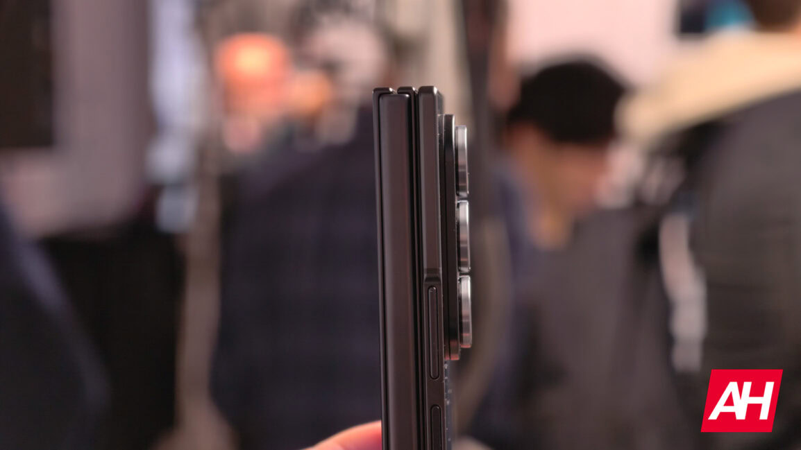 AH Samsung Galaxy Z TriFold 17