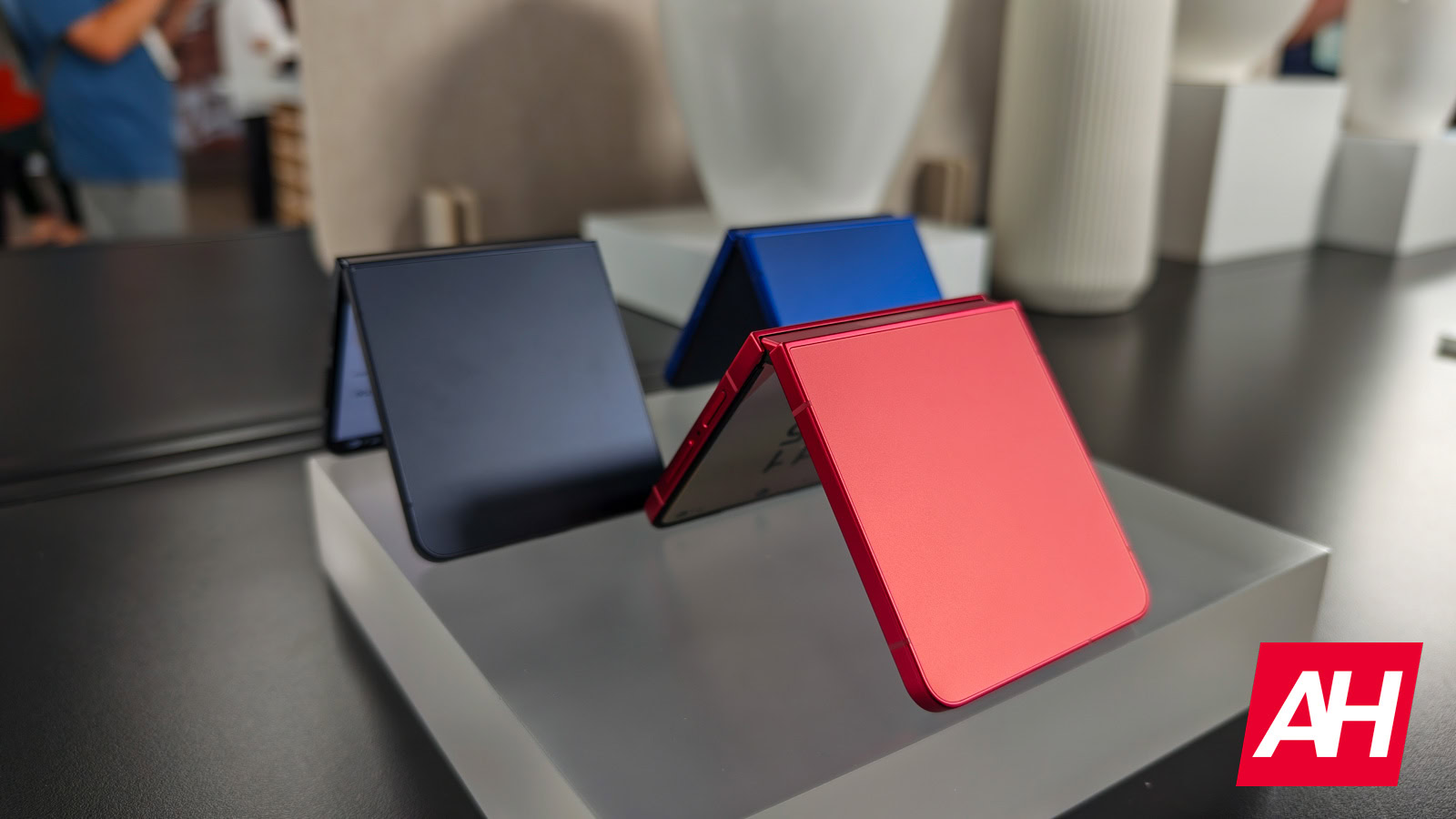 Featured image for Apple Explores Clamshell iPhone Design as Second Foldable Option