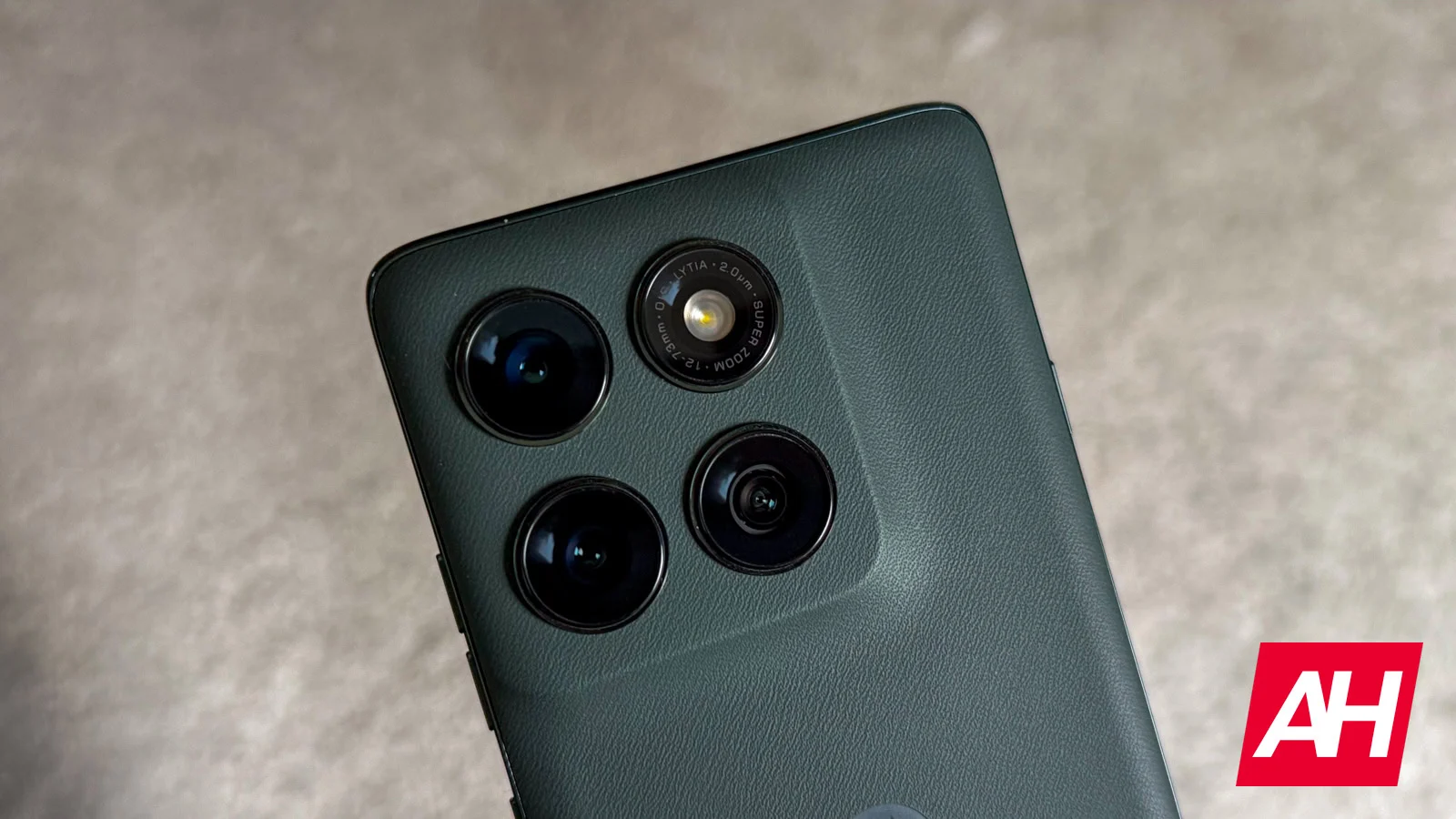 Die Farben des Motorola Edge 70 Pro zeigen Hinweise auf Premium-Texturen aus Holz und Nylon