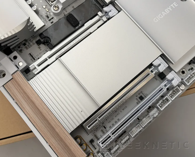 Geeknetic Gigabyte X870E AERO X3D WOOD Review: el estilo de los materiales nobles se combina con una técnica impecable 10