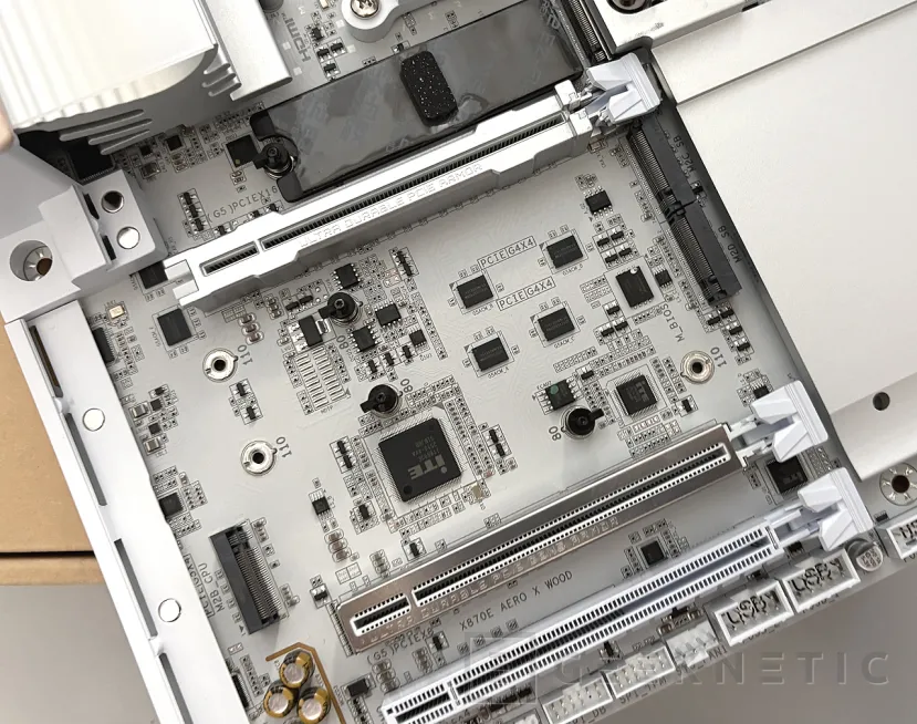 Geeknetic Gigabyte X870E AERO X3D WOOD Review: el estilo de los materiales nobles se combina con una técnica impecable 9