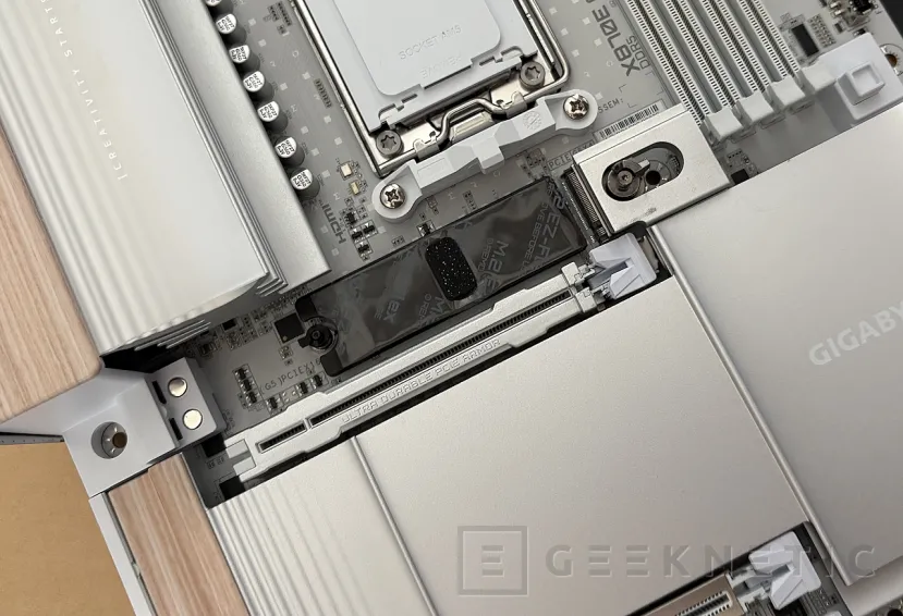 Geeknetic Gigabyte X870E AERO X3D WOOD Review: el estilo de los materiales nobles se combina con una técnica impecable 7