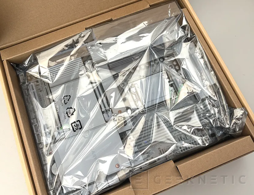 Geeknetic Gigabyte X870E AERO X3D WOOD Review: el estilo de los materiales nobles se combina con una técnica impecable 2