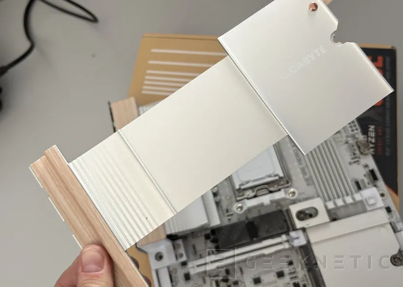 Geeknetic Gigabyte X870E AERO X3D WOOD Review: el estilo de los materiales nobles se combina con una técnica impecable 8