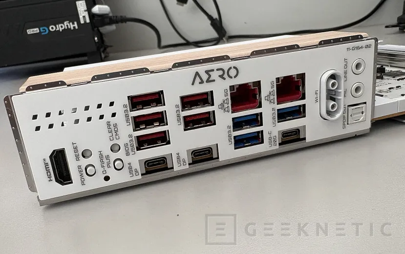 Geeknetic Gigabyte X870E AERO X3D WOOD Review: el estilo de los materiales nobles se combina con una técnica impecable 14