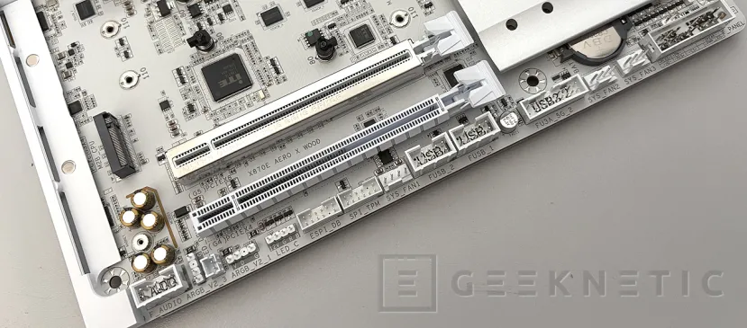 Geeknetic Gigabyte X870E AERO X3D WOOD Review: el estilo de los materiales nobles se combina con una técnica impecable 15
