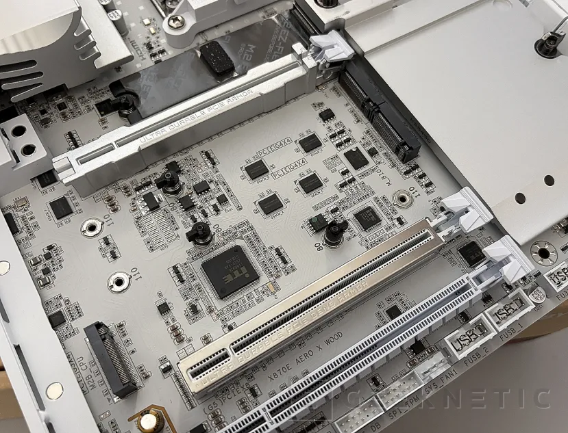 Geeknetic Gigabyte X870E AERO X3D WOOD Review: el estilo de los materiales nobles se combina con una técnica impecable 11