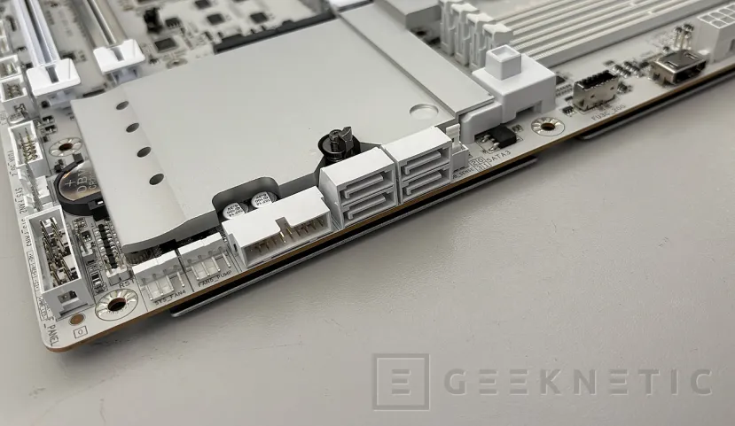 Geeknetic Gigabyte X870E AERO X3D WOOD Review: el estilo de los materiales nobles se combina con una técnica impecable 12