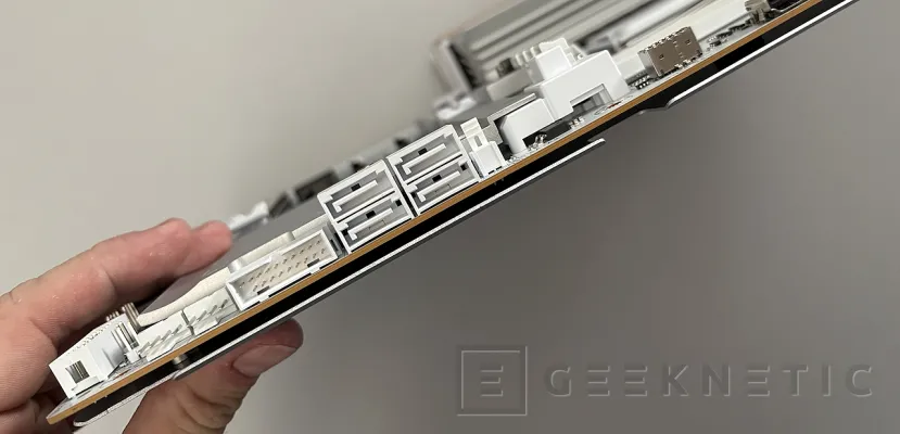 Geeknetic Gigabyte X870E AERO X3D WOOD Review: el estilo de los materiales nobles se combina con una técnica impecable 13