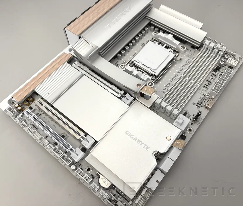 Geeknetic Gigabyte X870E AERO X3D WOOD Review: el estilo de los materiales nobles se combina con una técnica impecable 29