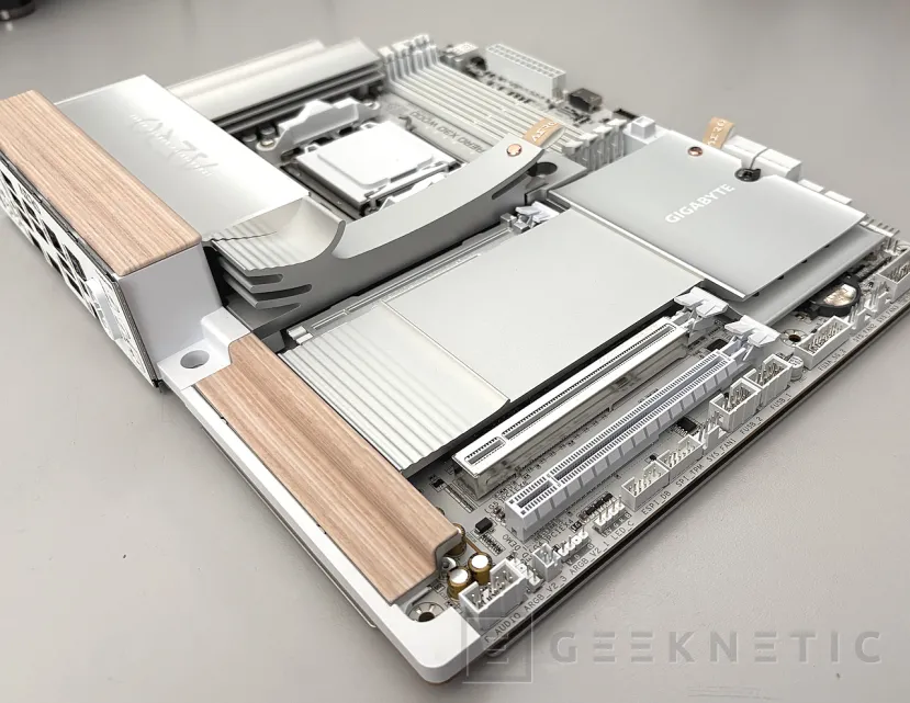 Geeknetic Gigabyte X870E AERO X3D WOOD Review: el estilo de los materiales nobles se combina con una técnica impecable 32