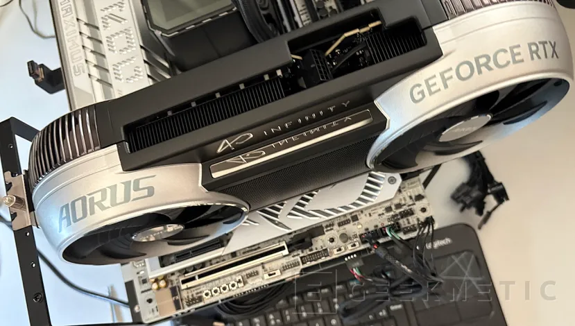 Geeknetic Gigabyte AORUS GeForce RTX 5090 INFINITY 32G Review: Gigabyte feiert sein 40-jähriges Jubiläum mit seiner schnellsten und exklusivsten Grafikkarte 12