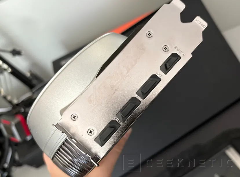 Geeknetic Gigabyte AORUS GeForce RTX 5090 INFINITY 32G Review: Gigabyte feiert sein 40-jähriges Jubiläum mit seiner schnellsten und exklusivsten Grafikkarte 14